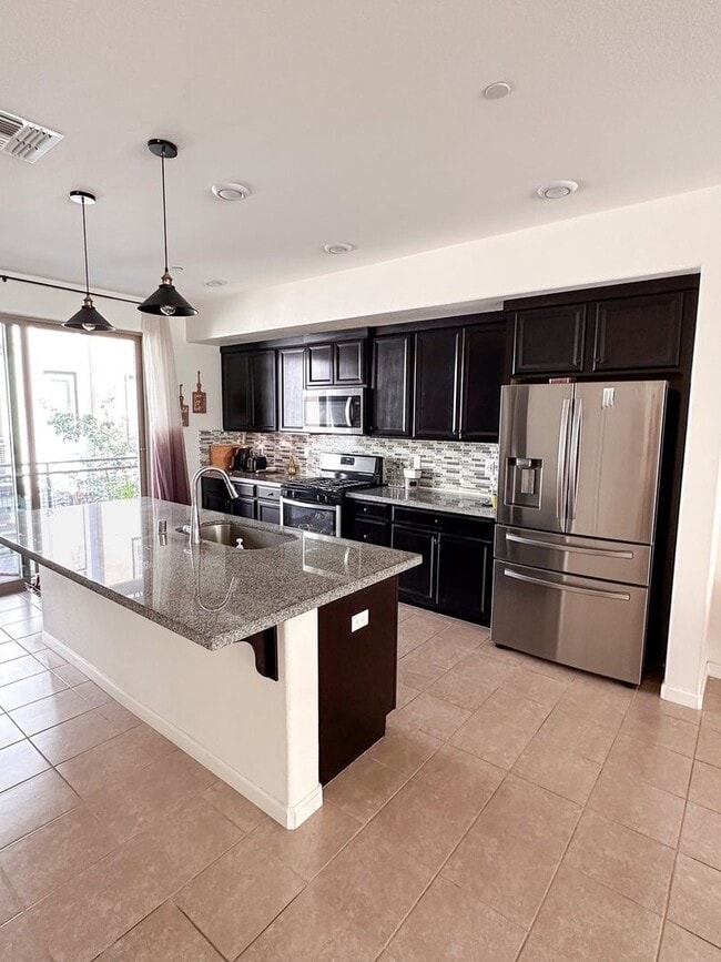 Building Photo - 25393 Parklane Dr