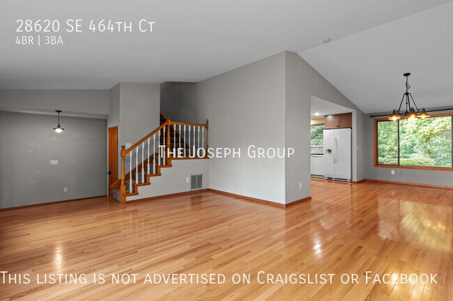 Building Photo - Beautiful and spacious 4 bed/2.5 bath in E...