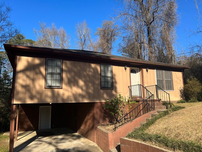 Building Photo - 3 bedroom 1 bathroom home in Colonial Hills