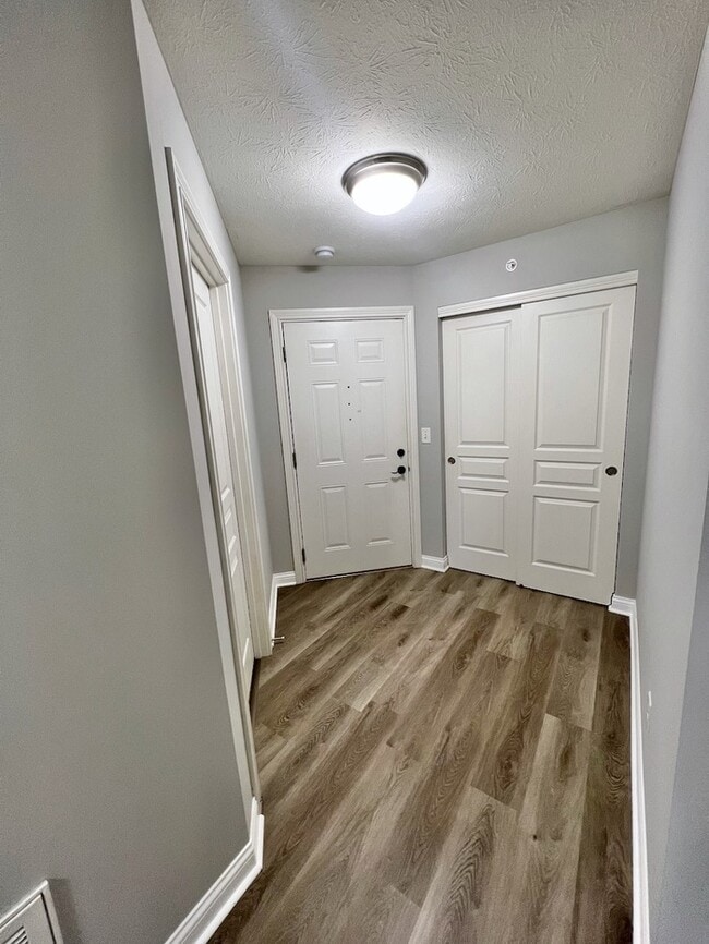 Building Photo - Lovely Maineville Condo with Community Ame...