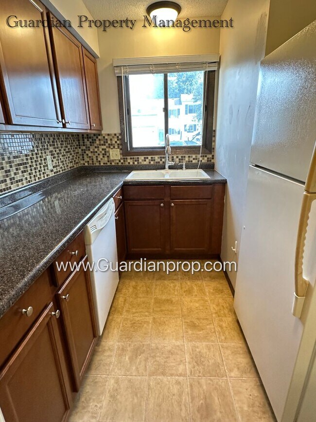 Building Photo - Burnsville Town Home, 1 Car Attached Garag...