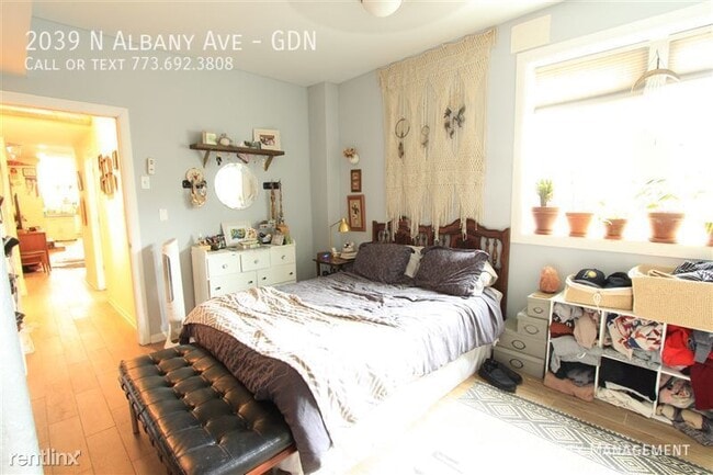 Building Photo - Spacious Garden Unit in Logan Square