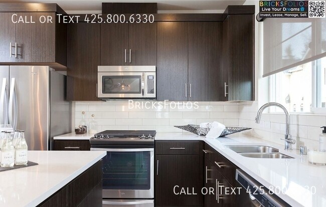 Building Photo - STYLISH TOWNHOME FOR RENT IN RENTON!