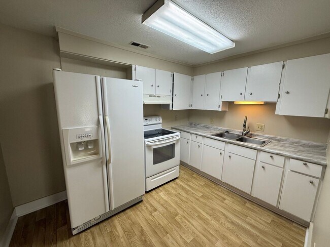 Building Photo - Three Bedroom two Bath home located in South West Area