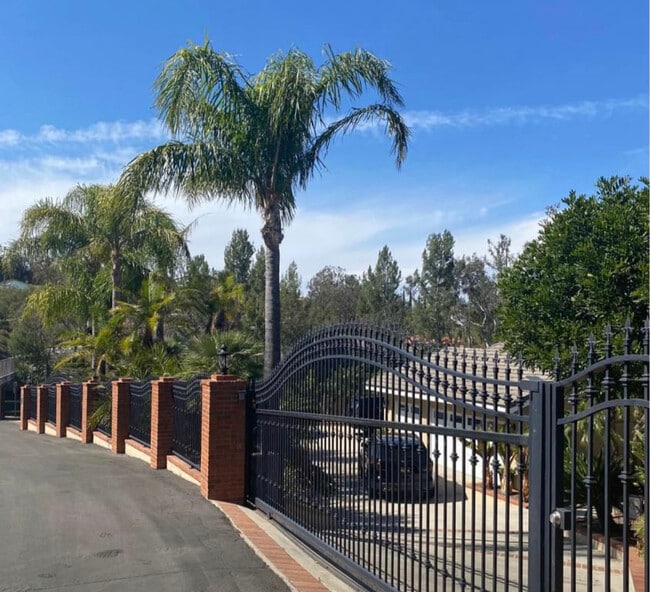 Building Photo - 10081 Highcliff Dr