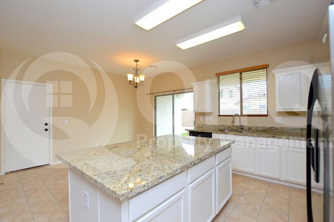 Building Photo - 3809 E Chickadee Rd
