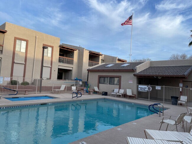 Building Photo - Bright & Sunny Vaulted ceiling 2 bedroom c...
