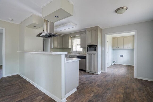 Building Photo - Spacious Brick Home with Modern Finishes i...