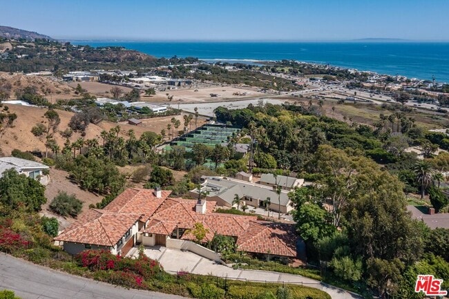 Building Photo - 3504 Coast View Dr