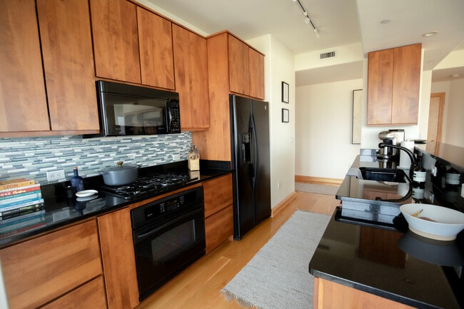 Foto del edificio - 545 E Wells St