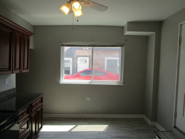 Foto del edificio - UPDATED 1 BEDROOM, 1 BATH HOME + OFFICE IN...