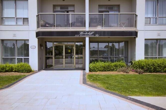 Photo du bâtiment - BRIGHT AND SPACIOUS ONE BEDROOM