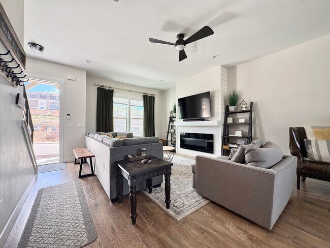 Building Photo - Spacious 4 Bed, 3.5 Bath Furnished Townhome with Garage in a Peaceful, Prime Location