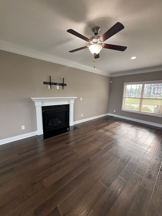 Building Photo - Mtn Views & Adaptable living in Seymour!