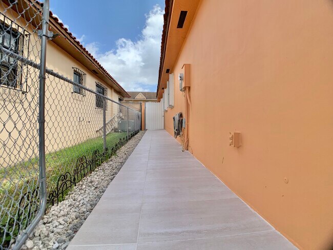 Foto del edificio - 6411 W 22nd Ct