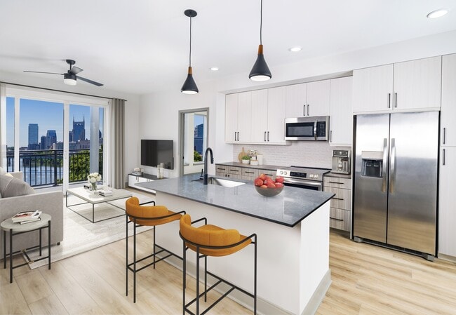 Embárquese en la sofisticación en Modera Riverview, Nashville TN. Las cocinas gourmet cuentan con encimeras de cuarzo, gabinetes hechos a medida de 42 pulgadas, iluminación debajo de los gabinetes y una amplia isla del chef con almacenamiento integrado. - Modera Riverview