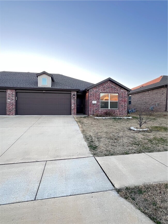 Building Photo - 431 Red Robin St