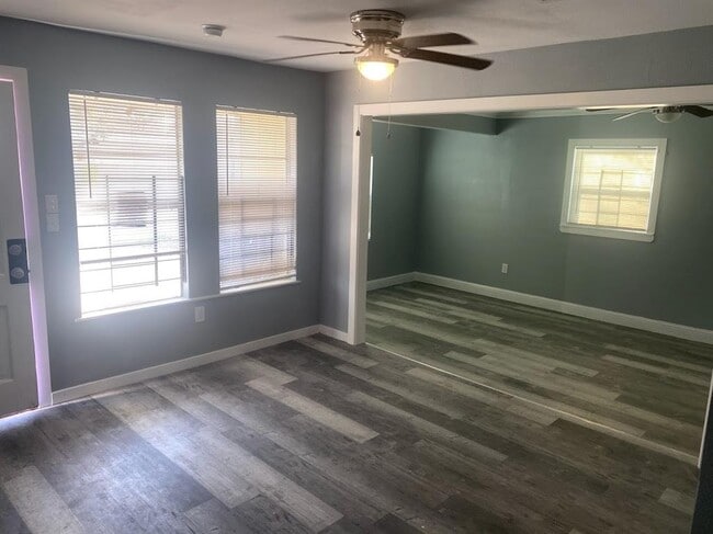 Building Photo - 5303 Lyndhurst Dr