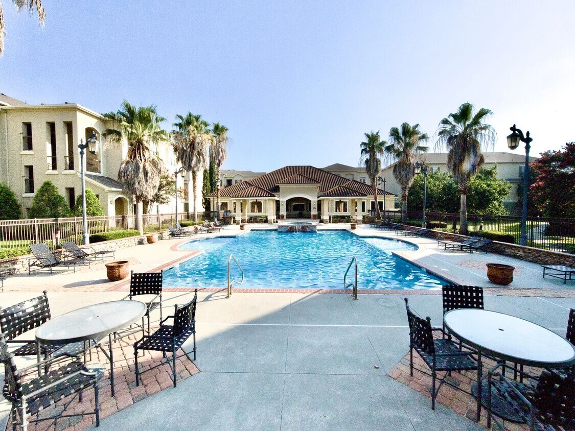 Primary Photo - Luxury One Bedroom Condo Near Towne Center