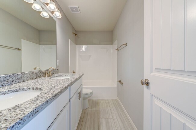Foto del edificio - Beautifully Custom Crafted 2-Story Home 3 ...