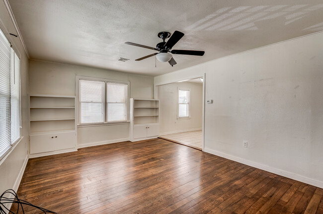 Living Room - 1706 W Arrowhead Plz