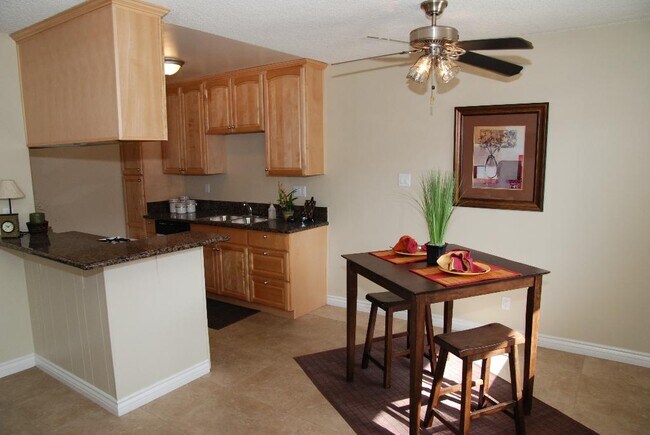 Foto del edificio - The Walnut Avenue Apartments