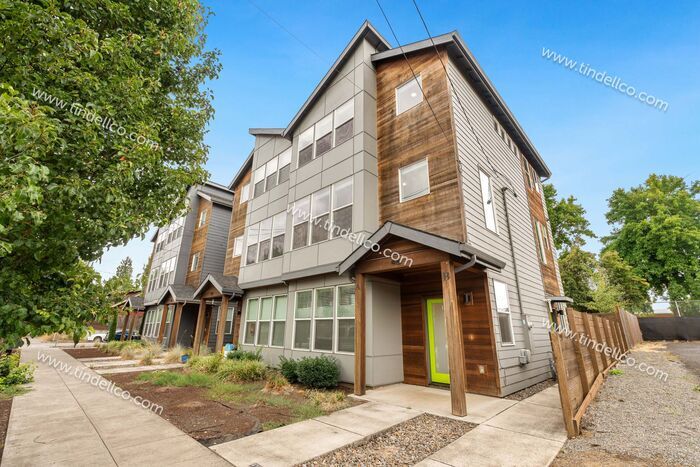 Primary Photo - Modern & Spacious 3-Level Townhome with Lu...