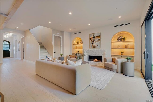 Building Photo - 4634 Vesper Ave