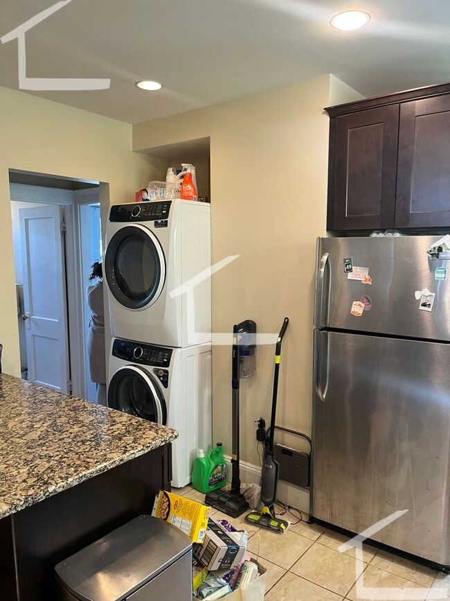 Building Photo - 9/1 No Fee! Spacious 3BR/2BA w/parking included!