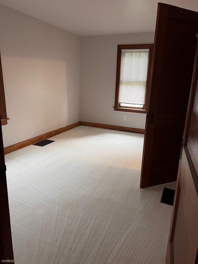 Building Photo - 1 br, 1 bath Triplex - 44716 Davis Dr One-...