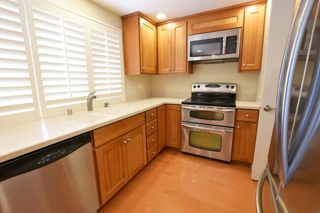 Foto del edificio - Beautiful Updated 3 Bedroom 2.5 Bath Townhouse in Desirable Cupertino Community!