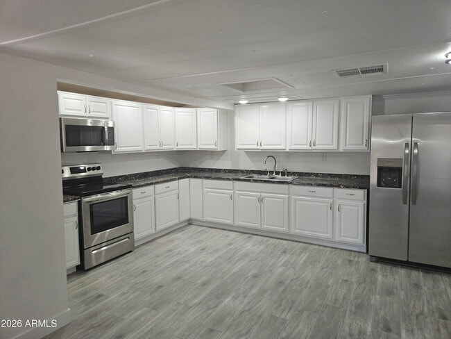 Building Photo - 1584 N Wood St