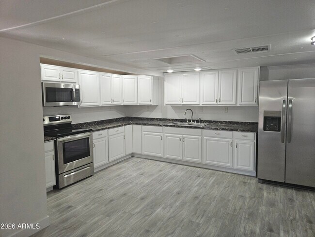 Foto del edificio - 1584 N Wood St