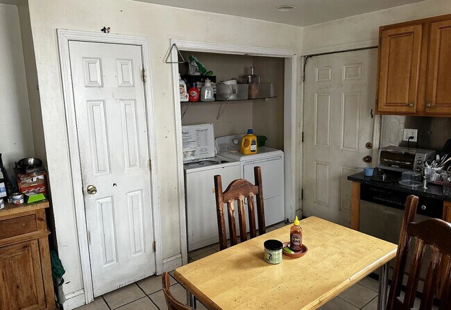 Building Photo - 40 Hooker St