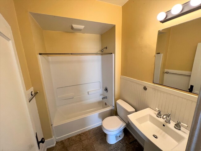 Building Photo - Prime Location 4 Bed House - Leasing 25/26...