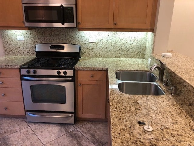 Building Photo - Beautiful Townhouse With Private Master Suite!!