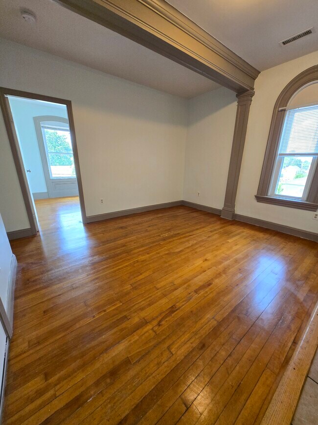 Living room, view from corner - 127 Pearl St