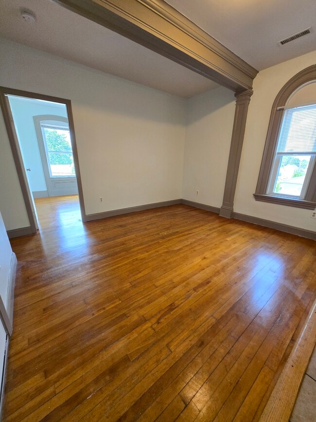 Living room, view from corner - 127 Pearl St