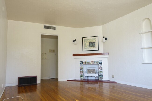 Foto del edificio - 2 bedroom, 1 bath house with a den in Sam ...