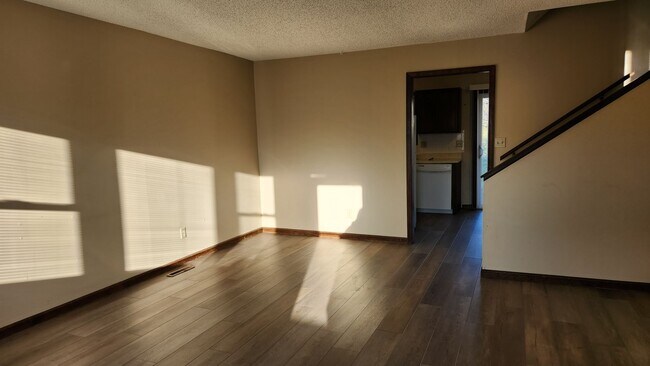 Foto del edificio - 2 bedroom on quiet street!