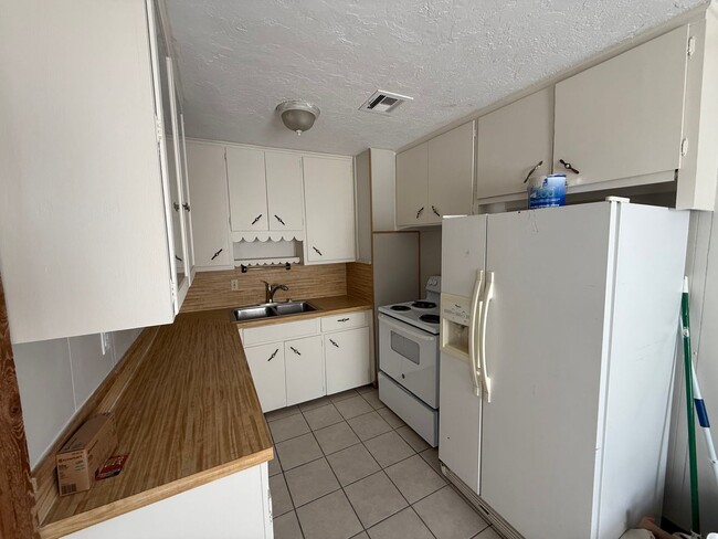 Building Photo - 3 bed 1 bath 2 car, indoor laundry and new...