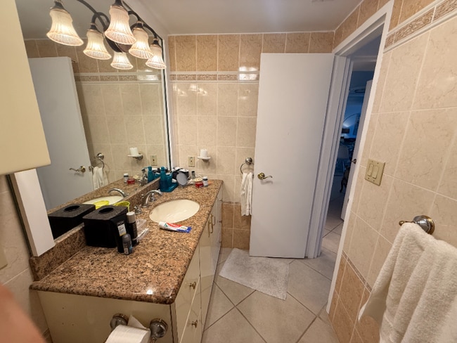 Foto del edificio - 5825 Collins Ave