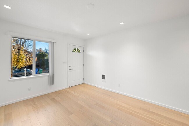 Foto del edificio - 3 Bedroom 2.5 Bath 2 Level w/ attached Gar...