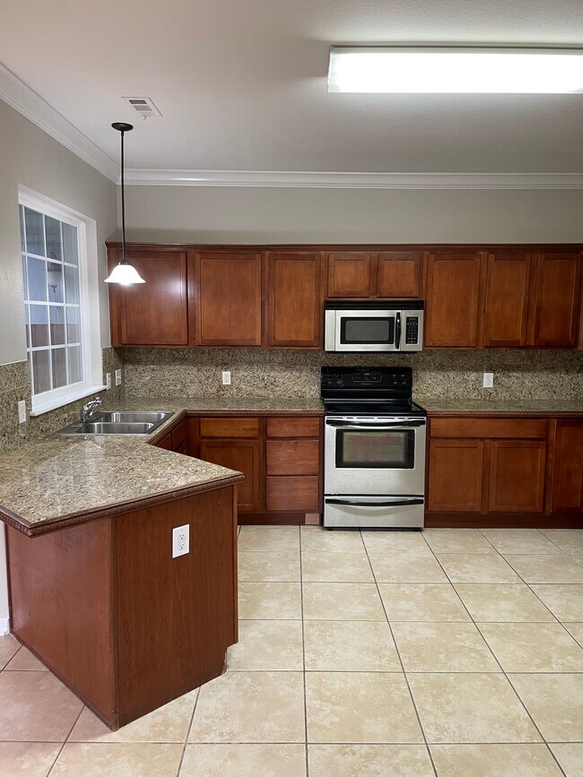 562 S Pierremont Dr Unit 562, Fayetteville, AR 72701 Condo for Rent