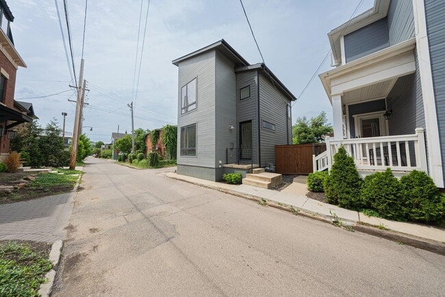 Building Photo - 567 Lathrop St
