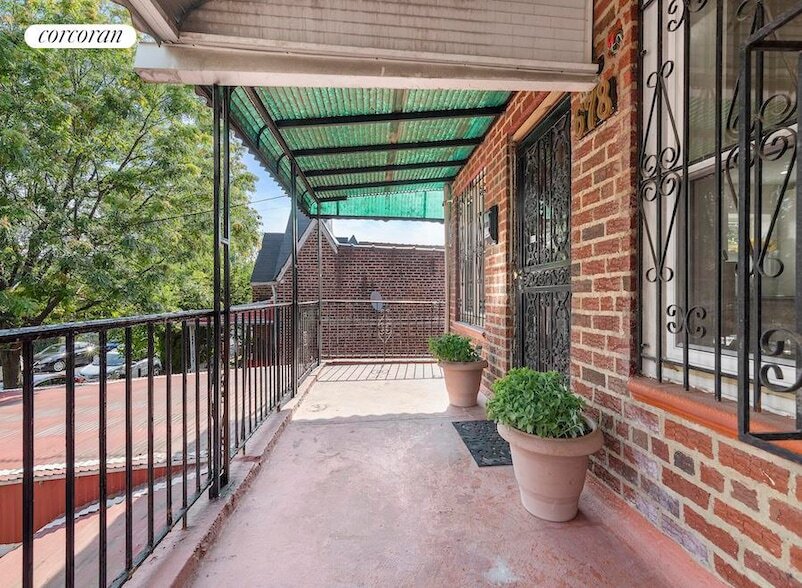 Building Photo - 678 Midwood St