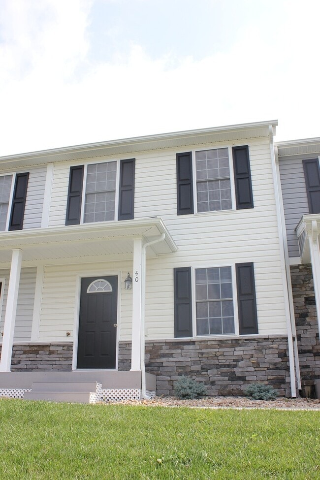 Building Photo - 40 Emerson Ln
