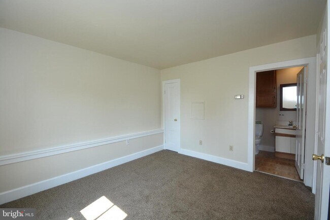 Foto del edificio - 100 Silver Lake Rd