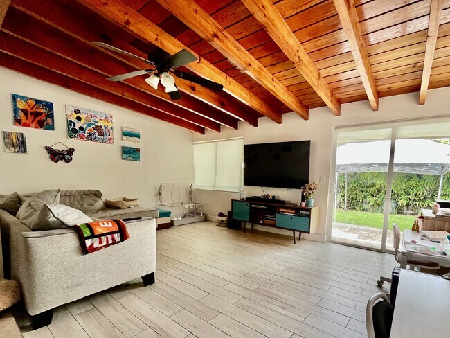 Foto del edificio - 9032 Abbott Ave