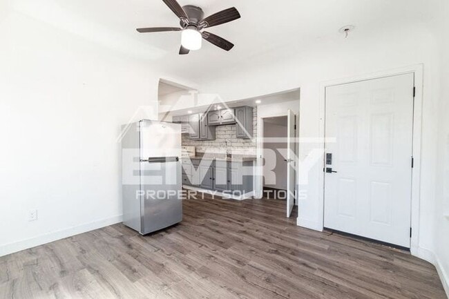 Foto del edificio - 11900 Firestone Blvd